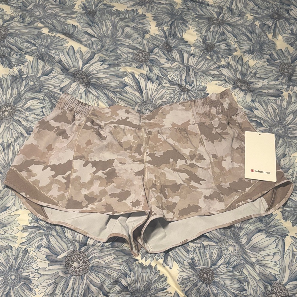 lululemon athletica Women's Hotty Hot Camo Shorts - Beige
